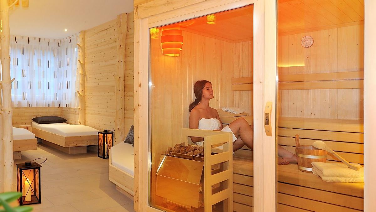Ontspannen in de Finse sauna of het kruidenstoombad met rustruimte