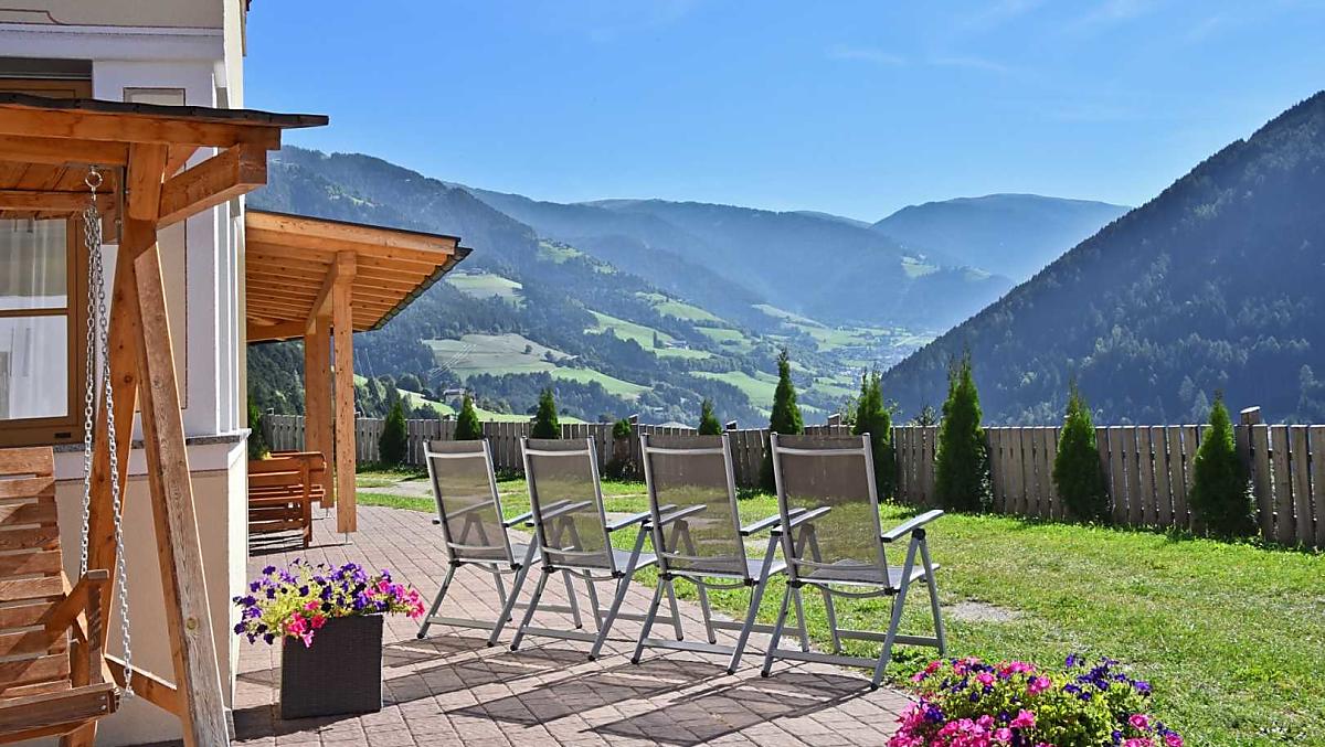 Uitzicht buiten, comfortabel zitten in de zon, aan de gastentafels of in de Hollywood-schommel en genieten van de rust.