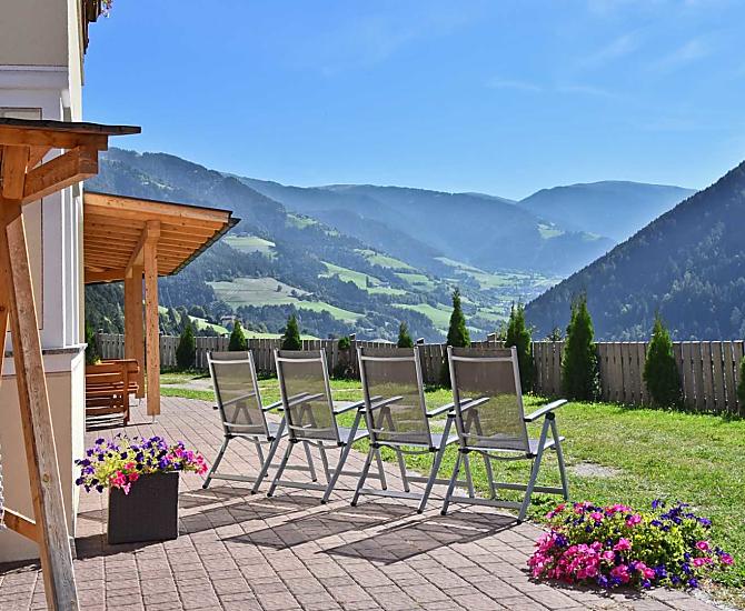Uitzicht buiten, comfortabel zitten in de zon, aan de gastentafels of in de Hollywood-schommel en genieten van de rust.
