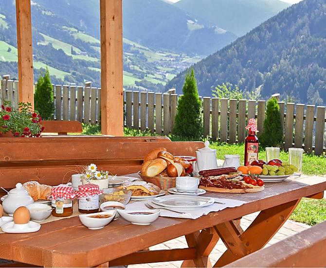 Ontbijt of Tiroler snackplankje - genieten in de tuin op de boerderij!