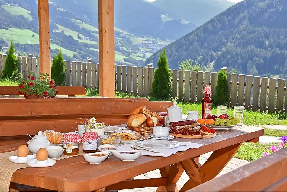 Ontbijt of Tiroler snackplankje - genieten in de tuin op de boerderij!