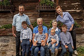 Boer en boerin, opa Hans, oma Martha met de kleinkinderen Moritz, Laurin, Georg en Ulrich