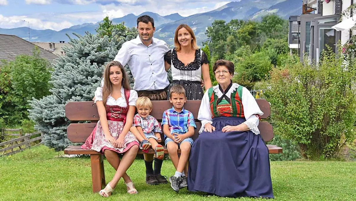 Oma Agnes, boer Ernst, boerin Astrid, dochter Maya en de zonen Andreas en Hannes