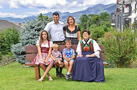 Oma Agnes, boer Ernst, boerin Astrid, dochter Maya en de zonen Andreas en Hannes