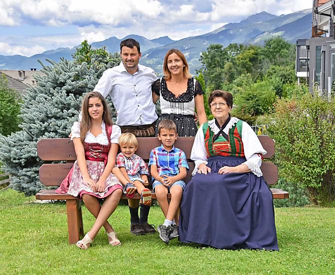 Oma Agnes, boer Ernst, boerin Astrid, dochter Maya en de zonen Andreas en Hannes