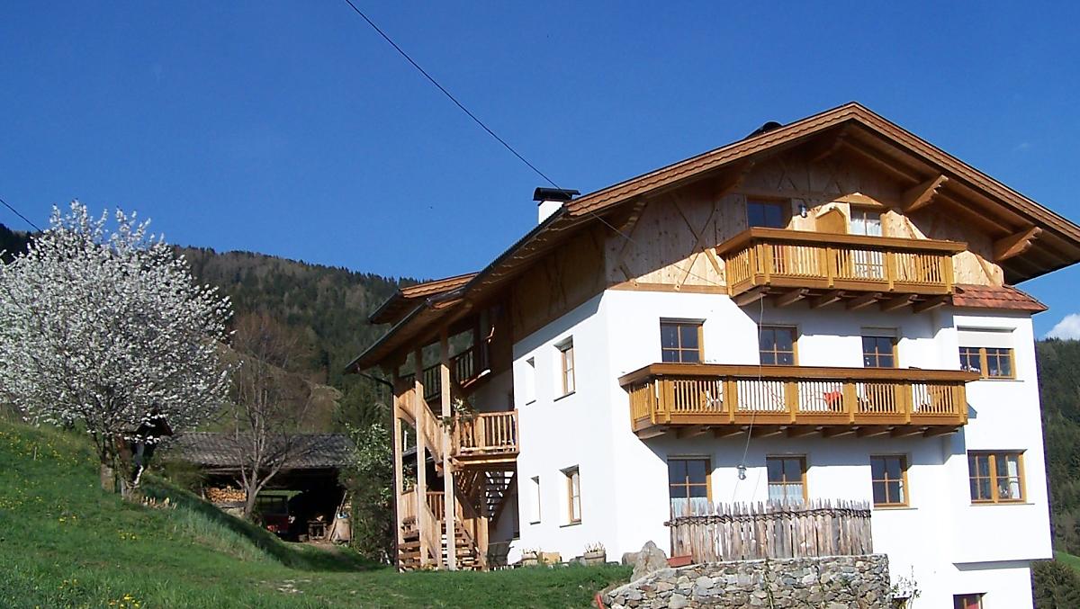 Ons huis met de vakantiewoningen op zolder.