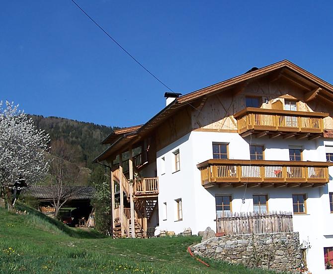 Ons huis met de vakantiewoningen op zolder.