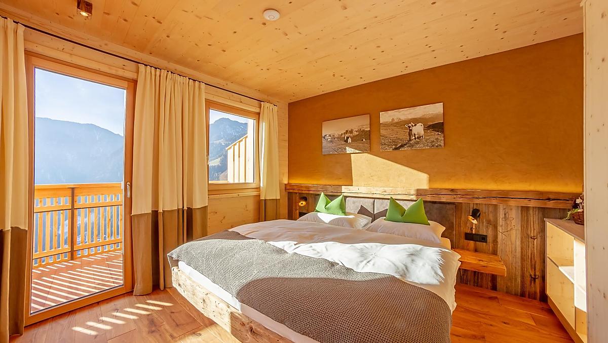 De woning Heustadl weet te charmeren met haar houten bouwstijl en de warme, liefdevolle inrichting.