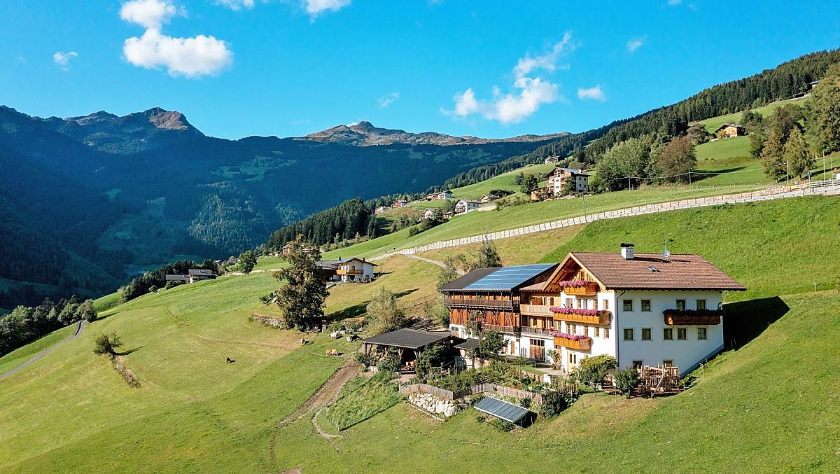 De boerderij, met op de achtergrond de Ritzlarspitze en de Lorenzispitze.