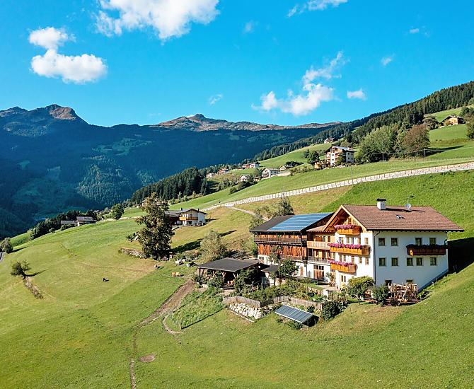 De boerderij, met op de achtergrond de Ritzlarspitze en de Lorenzispitze.