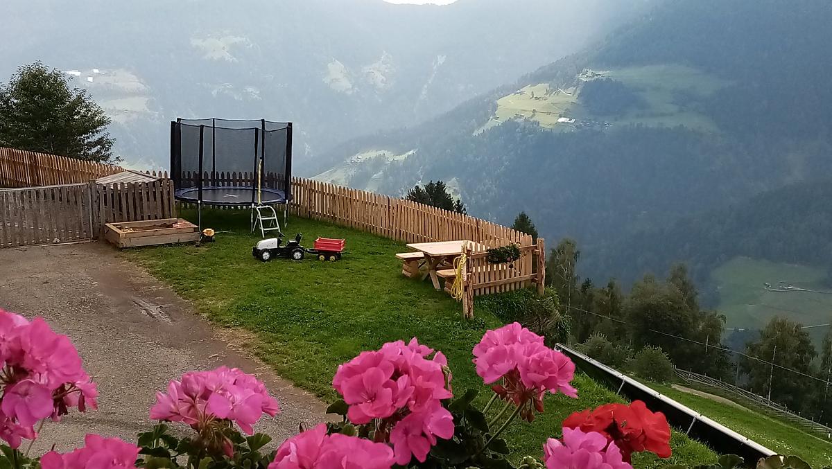 speelplaats vanaf het balkon van de vakantiewoning