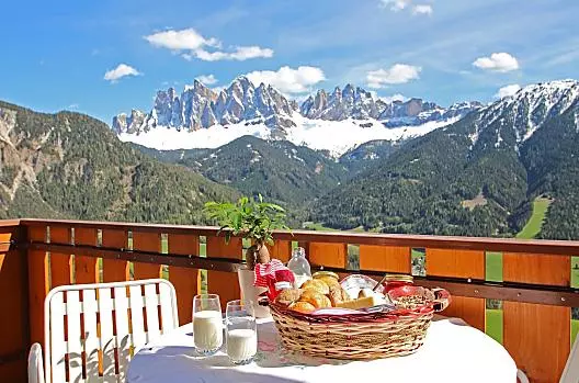 Ontbijt op het balkon met prachtig uitzicht