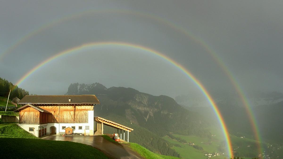 Uitzicht met regenboog naar St. Magdalena.
