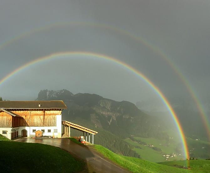 Uitzicht met regenboog naar St. Magdalena.