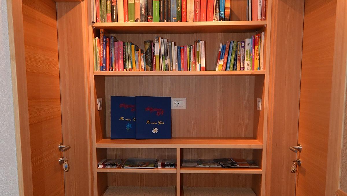 De entree naar de woningen met een boekenhoek en veel informatie over ons dal.