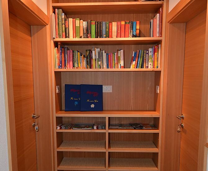 De entree naar de woningen met een boekenhoek en veel informatie over ons dal.