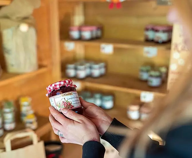In onze boerderijwinkel vindt u naast onze eigen producten ook zelfgemaakte fruitspread, siropen en gelei.
