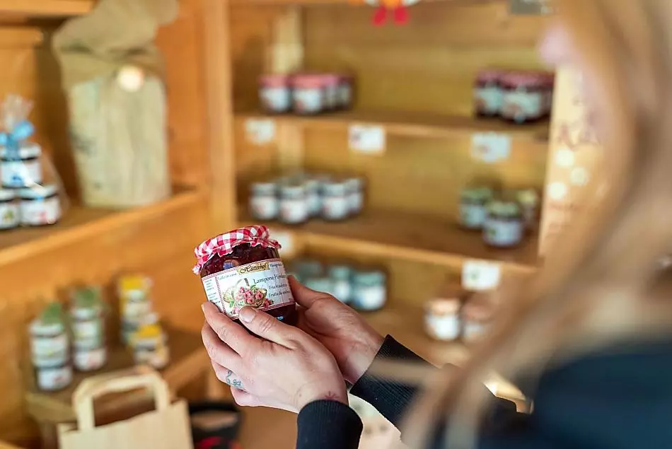 In onze boerderijwinkel vindt u naast onze eigen producten ook zelfgemaakte fruitspread, siropen en gelei.