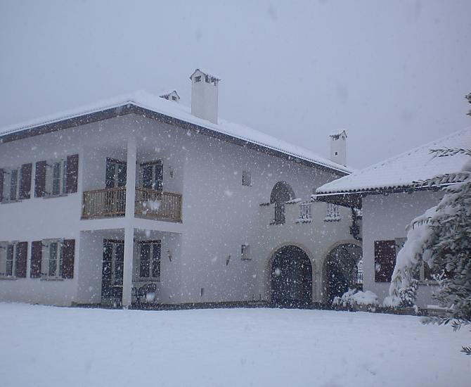 Ons huis in het winterlandschap tijdens een sneeuwbui