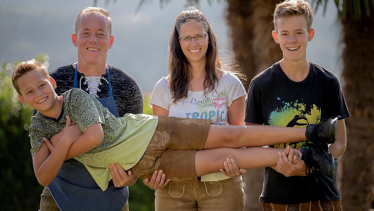 Uw gastgezin Margit, Hannes, Tim en Simon heet u van harte welkom.
