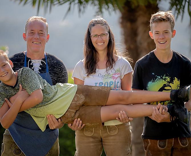 Uw gastgezin Margit, Hannes, Tim en Simon heet u van harte welkom.