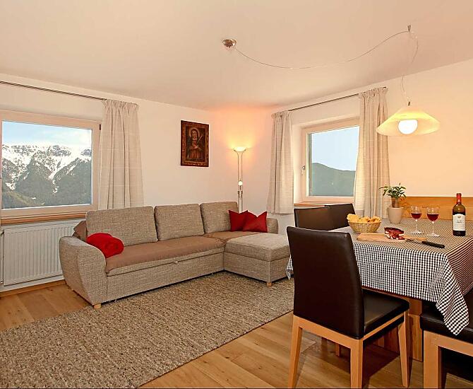 Das gemütliche, geräumige Wohnzimmer mit Zugang zum Balkon bietet ausreichend Platz zum Entspannen und Spielen.