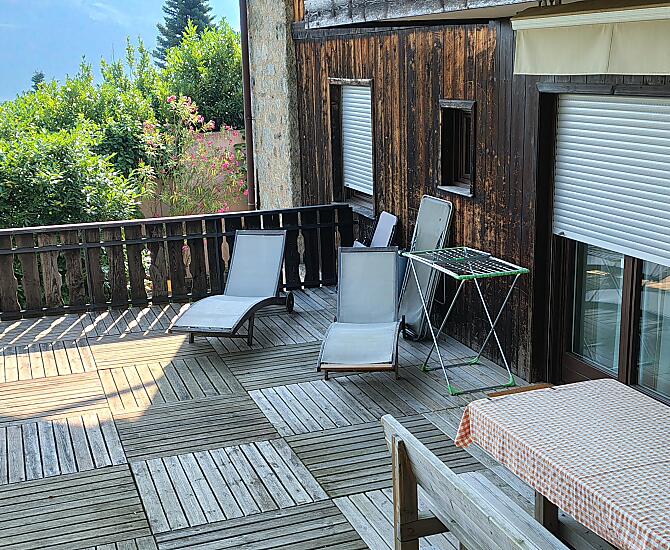 große Terrasse mit direktem Zugang zum Pool