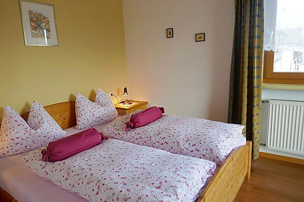 Schlafzimmer mit großem Balkon in Appartement Rose.