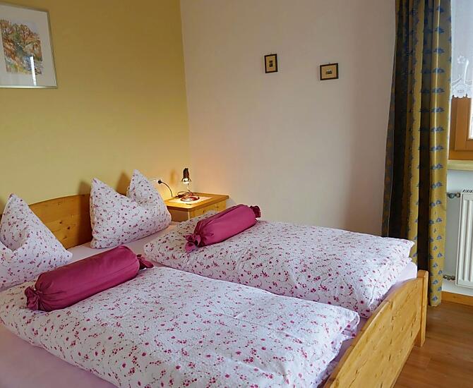 Schlafzimmer mit großem Balkon in Appartement Rose.