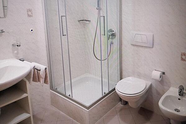 Badezimmer mit Dusche, WC, Bidet.