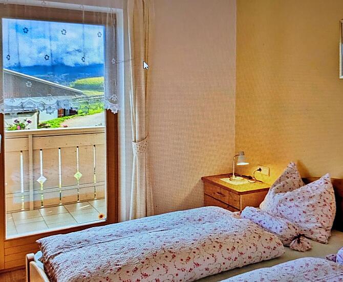 Lichtdurchflutetes Schlafzimmer mit Balkon.