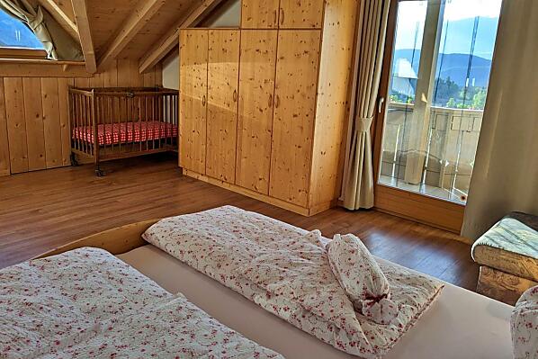 Schlafzimmer mit Doppelbett und Schlafmöglichkeit für Kinder. Traumhafte Aussicht vom Balkon