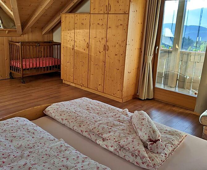 Schlafzimmer mit Doppelbett und Schlafmöglichkeit für Kinder. Traumhafte Aussicht vom Balkon