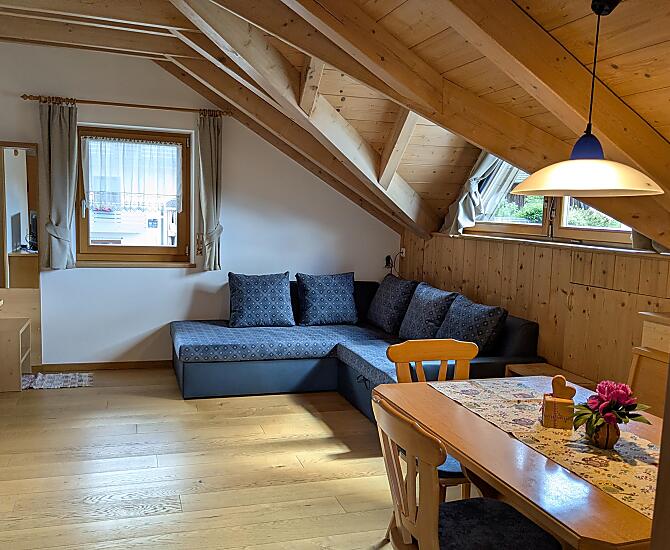 Gemütliche Eckcouch mit Fernseher im lichtdurchfluteten Wohnraum "Orchidee".