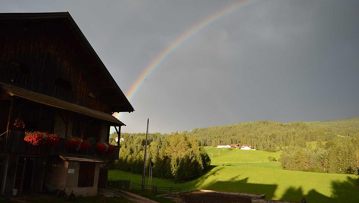 Regenboog in de vroege herfst