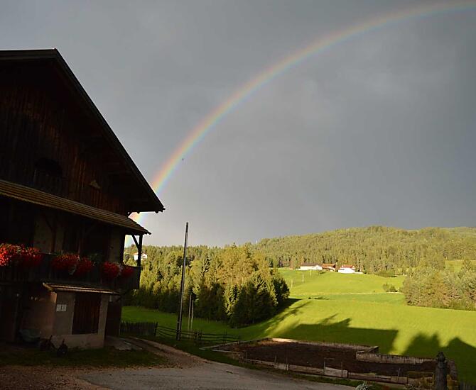 Regenboog in de vroege herfst