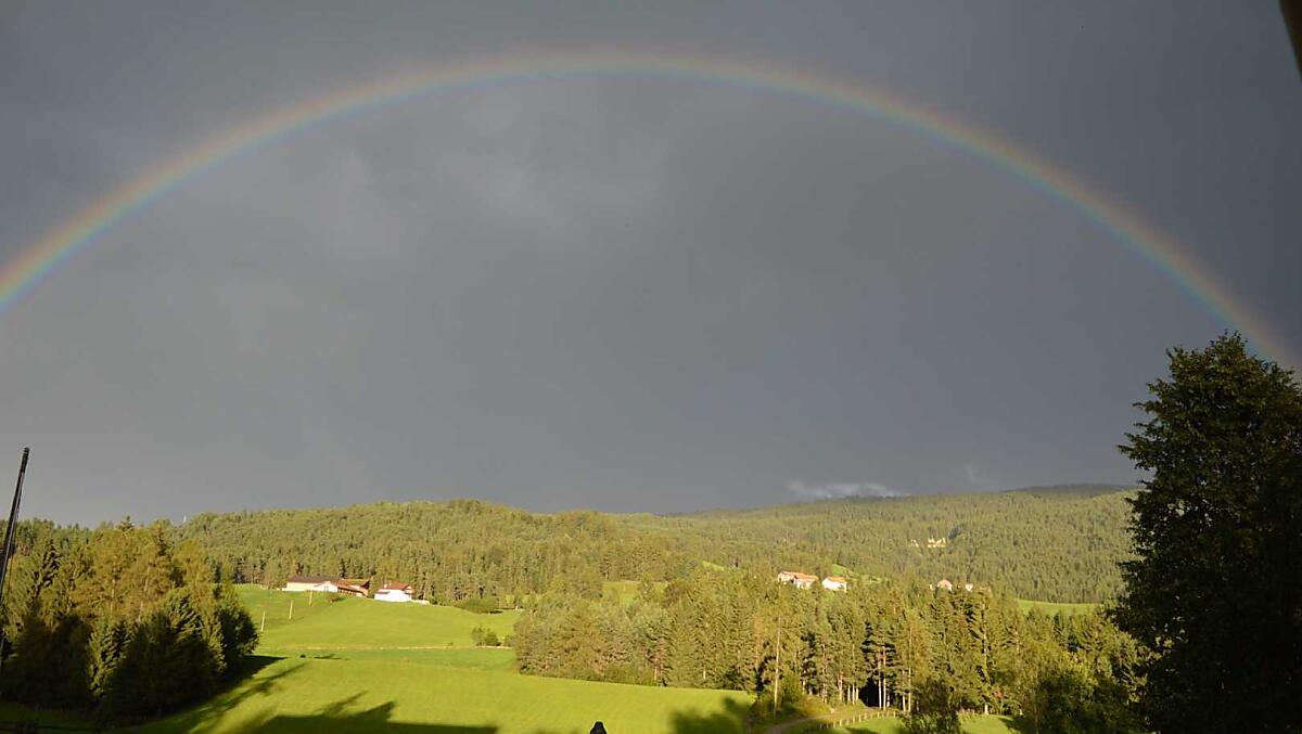 Regenboog na zomers onweer