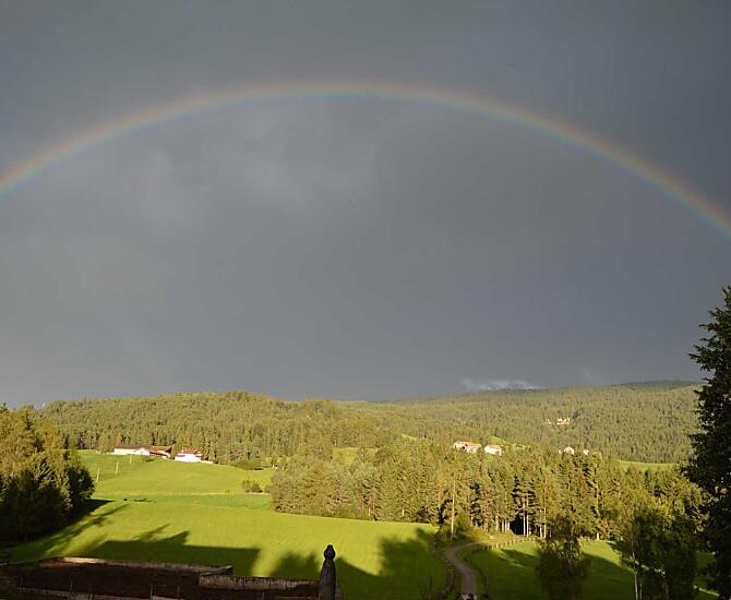 Regenboog na zomers onweer