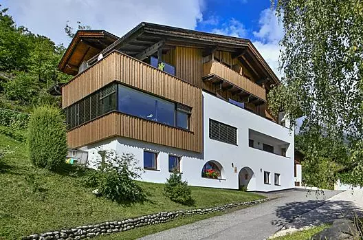 De boerderij is onlangs gerenoveerd en combineert het moderne met het traditionele.