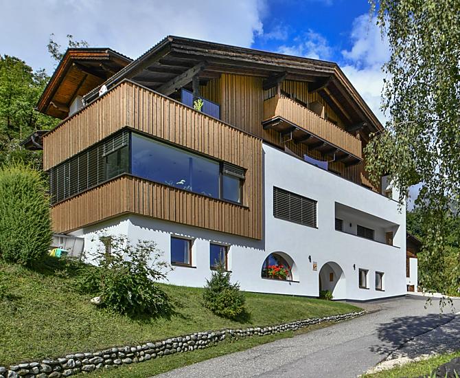 De boerderij is onlangs gerenoveerd en combineert het moderne met het traditionele.