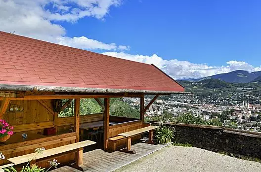 Met een bijzonder uitzicht op de stad Brixen is het goed toeven in de zomer.