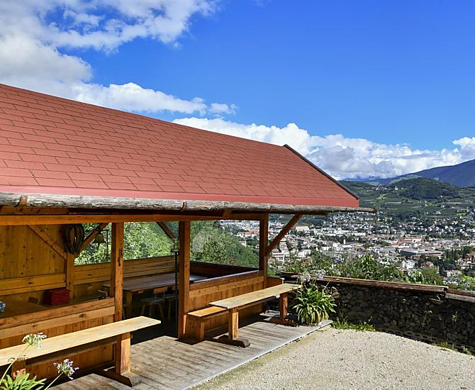 Met een bijzonder uitzicht op de stad Brixen is het goed toeven in de zomer.