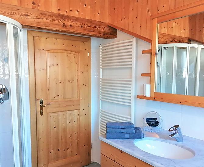 Luxus im Badezimmer. Duschen mit reinstem Berg-Quellwasser. 