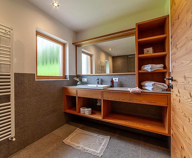Großes Bad mit Dusche