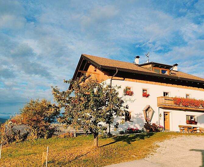 Der Huberhof in bunten Herbstfarben